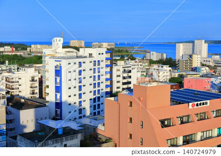 [Okinawa Prefecture] The streets of Miyakojima City under a clear blue sky 140724979