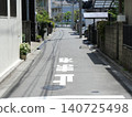 住宅區十字路口的一條街道 140725498