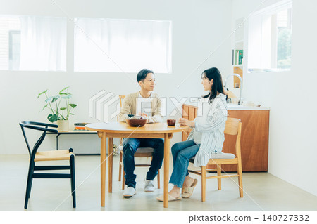 放鬆在餐廳的一對年輕夫婦 140727332