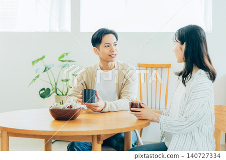 放鬆在餐廳的一對年輕夫婦 140727334