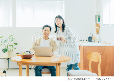 看一台計算機的年輕夫婦在客廳 140727338