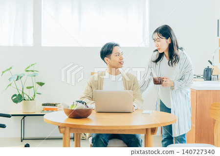 看一台計算機的年輕夫婦在客廳 140727340