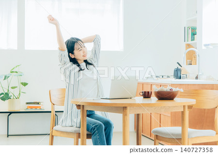 生長在客廳裡的年輕女子 140727358