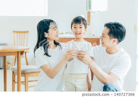 年輕家庭在客廳喝水 140727366