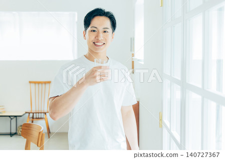 一個男人用一杯 140727367
