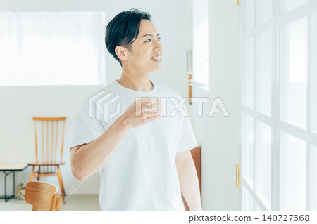 一個男人用一杯 140727368