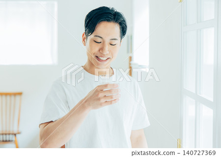 一個男人用一杯 140727369