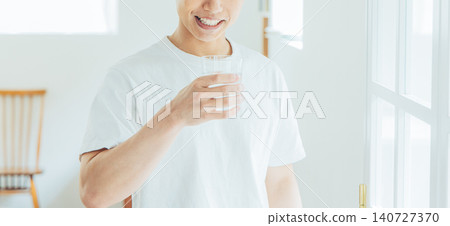 一個男人用一杯 140727370