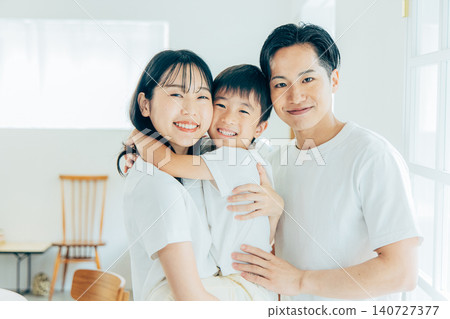年輕家庭,父母與孩子,孩子,客廳,白色背景 年輕家庭,父母與孩子,孩子,客廳,白色背景 140727377