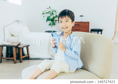 使用智能手機的男孩 140727421
