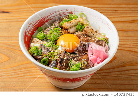 炭火燒烤的香味令人食慾大增;這是一碗精緻的烤雞串飯。 炭火燒烤的香味令人食慾大增;這是一碗精緻的烤雞串飯。 140727435