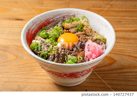 The savory aroma of charcoal grilling will whet your appetite; this is an exquisite yakitori rice bowl. The savory aroma of charcoal grilling will whet your appetite; this is an exquisite yakitori rice bowl. 140727437