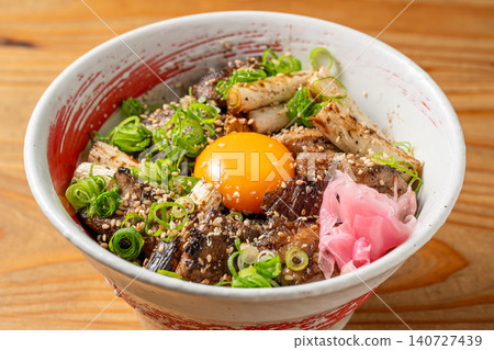The savory aroma of charcoal grilling will whet your appetite; this is an exquisite yakitori rice bowl. The savory aroma of charcoal grilling will whet your appetite; this is an exquisite yakitori rice bowl. 140727439