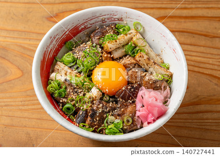 炭火燒烤的香味令人食慾大增；這是一碗精緻的烤雞串飯。 140727441