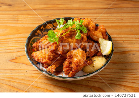 外皮酥脆、新鮮炸製的雞肉,肉汁飽滿多汁。 外皮酥脆、新鮮炸製的雞肉,肉汁飽滿多汁。 140727521