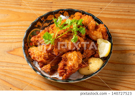 Crispy, freshly fried chicken with juicy meat juices overflowing. 140727523