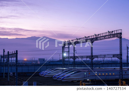天空和高鐵沐浴在晨曦之中。 天空和高鐵沐浴在晨曦之中。 140727534