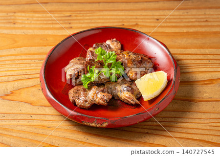 Grilled chicken hearts (hatsu) over charcoal, resulting in a fragrant and tender texture. 140727545