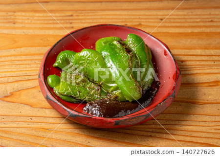 簡單美味的炭烤甜椒,炭火烤製能激發其甜味。 簡單美味的炭烤甜椒,炭火烤製能激發其甜味。 140727626