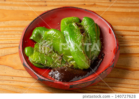 Simple and delicious charcoal-grilled bell peppers, whose sweetness is brought out by grilling over charcoal. Simple and delicious charcoal-grilled bell peppers, whose sweetness is brought out by grilling over charcoal. 140727628