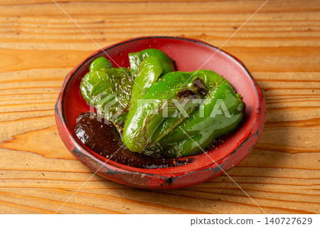Simple and delicious charcoal-grilled bell peppers, whose sweetness is brought out by grilling over charcoal. 140727629