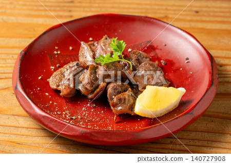 Enjoy the unique texture and charcoal aroma of grilled chicken gizzards. 140727908