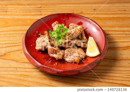多汁美味的炭烤雞胸肉,是雞肉中較少見的部位。 多汁美味的炭烤雞胸肉,是雞肉中較少見的部位。 140728136