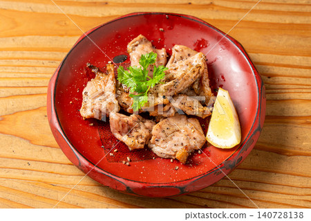 Juicy and flavorful, charcoal-grilled chicken diaphragm, a rare cut of chicken. 140728138