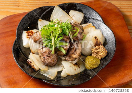鮮嫩多汁的雞腿肉,放在籃子裡用炭火烤製而成。 鮮嫩多汁的雞腿肉,放在籃子裡用炭火烤製而成。 140728268