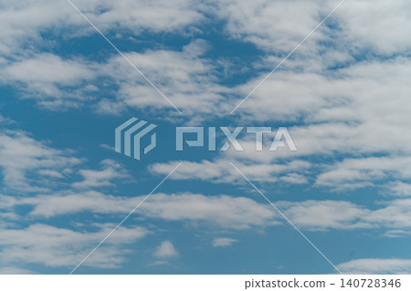 藍天白雲，天空背景素材，夏日天空，晴朗天氣，留白，清爽，自然風光 140728346