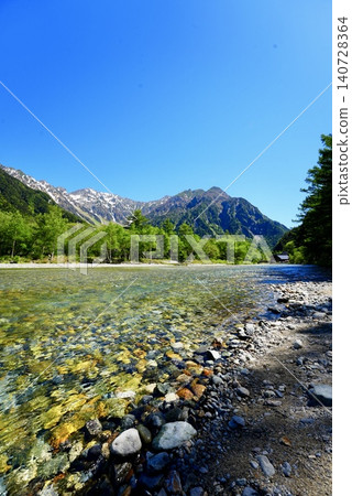 上高地山景優美,溪流清澈。 上高地山景優美,溪流清澈。 140728364