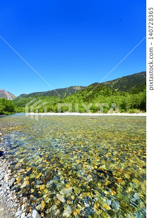 上高地山景優美,溪流清澈。 上高地山景優美,溪流清澈。 140728365