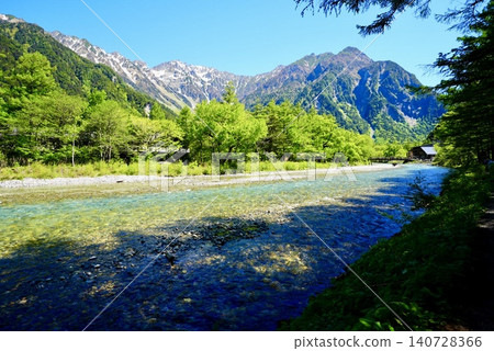 上高地山景優美,溪流清澈。 上高地山景優美,溪流清澈。 140728366