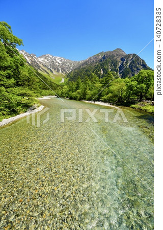 上高地山景優美,溪流清澈。 上高地山景優美,溪流清澈。 140728385