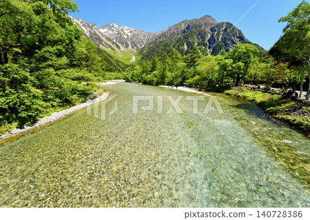 上高地山景優美，溪流清澈。 140728386