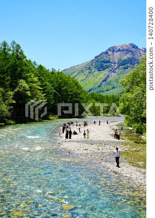 上高地山景優美,溪流清澈。 上高地山景優美,溪流清澈。 140728400