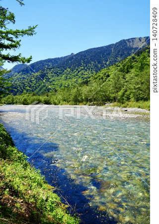 上高地山景優美,溪流清澈。 上高地山景優美,溪流清澈。 140728409
