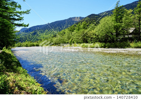 上高地山景優美,溪流清澈。 上高地山景優美,溪流清澈。 140728410