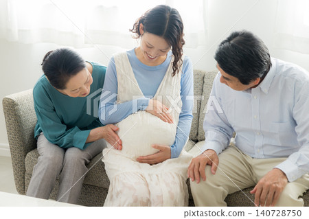 Pregnant woman and her parents Pregnant woman and her parents 140728750
