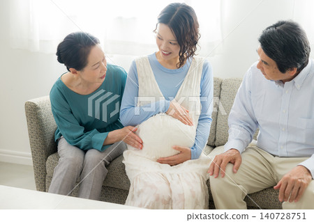 孕婦和她的父母 孕婦和她的父母 140728751
