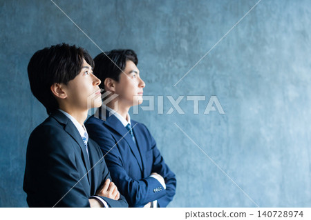 穿著西裝的男人 140728974