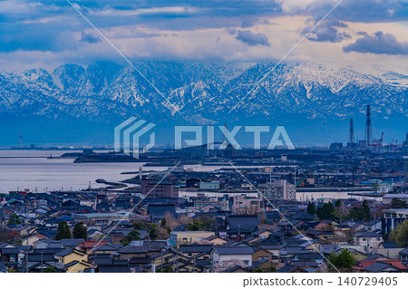 [Toyama Prefecture] View of Toyama city and the Northern Alps from the Keta Shrine observation deck 140729405