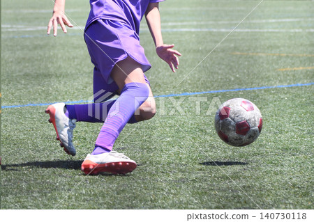 運球的足球運動員 運球的足球運動員 140730118