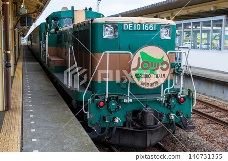 諾洛科觀光列車停靠在北海道釧路站。 諾洛科觀光列車停靠在北海道釧路站。 140731355