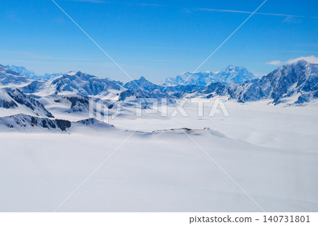 加拿大育空地區克盧恩國家公園:從空中俯瞰北美第二高峰洛根山,景色令人嘆為觀止。 (旅遊景點) 加拿大育空地區克盧恩國家公園:從空中俯瞰北美第二高峰洛根山,景色令人嘆為觀止。 (旅遊景點) 140731801