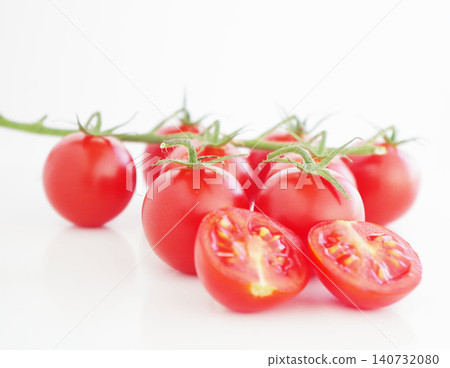 Tomatoes picked in bunches, tomatoes, tomatoes with bunches Tomatoes picked in bunches, tomatoes, tomatoes with bunches 140732080