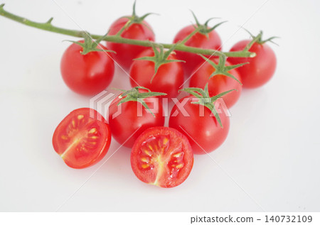Tomatoes picked in bunches, tomatoes, tomatoes with bunches Tomatoes picked in bunches, tomatoes, tomatoes with bunches 140732109