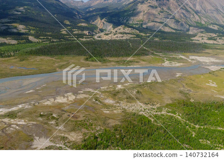 加拿大育空地區克盧恩國家公園:從空中俯瞰冰川塑造的壯麗山地景觀,令人嘆為觀止。必遊景點。 加拿大育空地區克盧恩國家公園:從空中俯瞰冰川塑造的壯麗山地景觀,令人嘆為觀止。必遊景點。 140732164