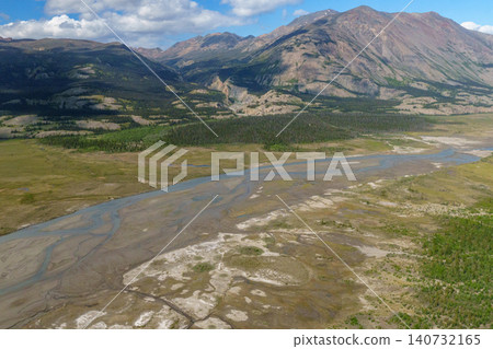 加拿大育空地區克盧恩國家公園:從空中俯瞰冰川塑造的壯麗山地景觀,令人嘆為觀止。必遊景點。 加拿大育空地區克盧恩國家公園:從空中俯瞰冰川塑造的壯麗山地景觀,令人嘆為觀止。必遊景點。 140732165