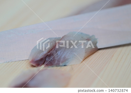 將竹莢魚切成壽司成分。 將竹莢魚切成壽司成分。 140732874